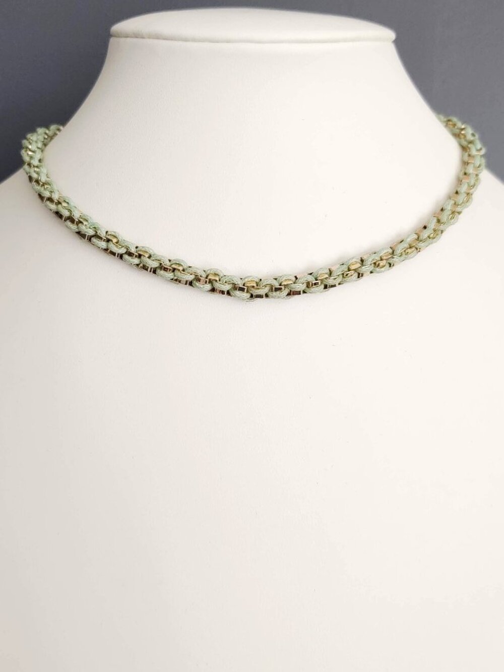 Gold box chain choker with thread accent